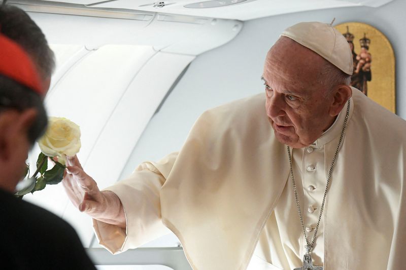 &copy; Reuters. El papa Francisco sube al avión para partir tras una ceremonia de despedida, en el aeropuerto internacional Nursultan Nazarbayev en Nur-Sultan, Kazajistán. 15 de septiembre de 2022.  Vatican Media/vía REUTERS