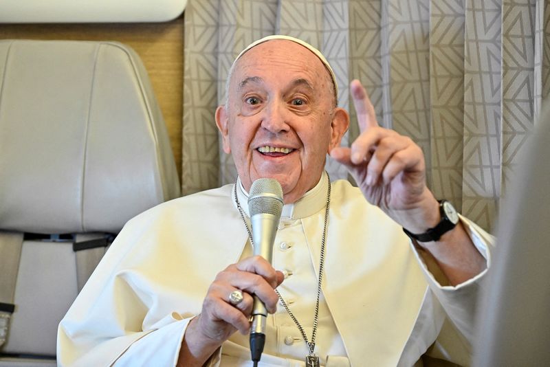 &copy; Reuters. Pope Francis answers reporters questions during a conference aboard the papal plane on his flight back to Rome after visiting Nur-Sultan, Kazakhstan, 15 September 2022. Alessandro Di Meo/POOL via REUTERS