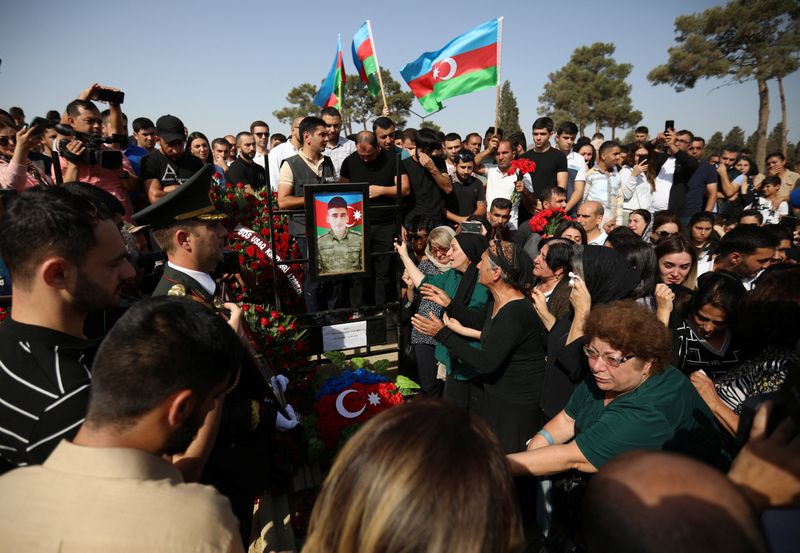 © Reuters. Funeral do militar das Forças Armadas do Azerbaijão Sabuhi Ahmadov, que foi morto em recentes confrontos na fronteira entre o Azerbaijão e a Armênia, em Baku, Azerbaijão
14/09/2022
REUTERS/Aziz Karimov