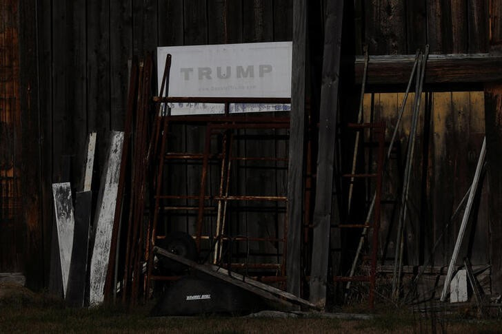 © Reuters. A faded sign for former U.S. President Donald Trump hangs on a barn in Londonderry, New Hampshire, U.S., September 8, 2022.     REUTERS/Brian Snyder