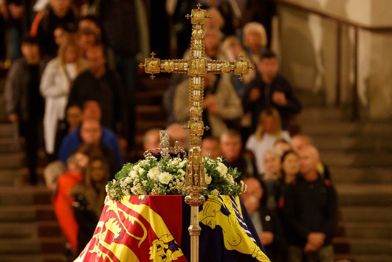 © Reuters. Members of the public pay their respects as they pass the coffin of Queen Elizabeth II as it Lies in State inside Westminster Hall, at the Palace of Westminster in London, Britain September 15, 2022.  Odd Andersen/Pool via REUTERS