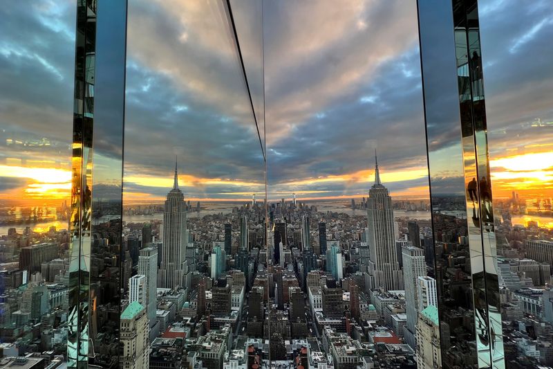 © Reuters. The Empire State Building and New York’s skyline are seen during the preview of SUMMIT One Vanderbilt observation deck, which is spread across the top four floors of the new One Vanderbilt tower in Midtown Manhattan, in New York City, New York, U.S., October 18, 2021. REUTERS/Eduardo Munoz