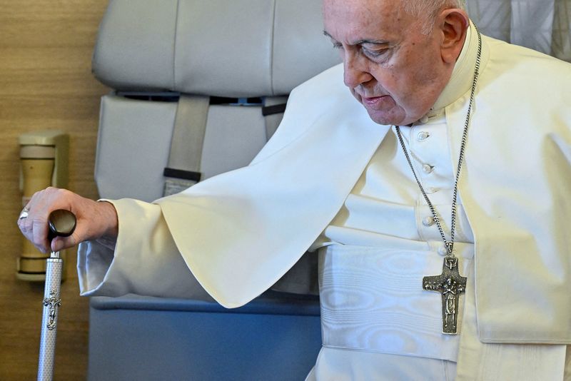 &copy; Reuters. البابا فرنسيس بابا الفاتيكان على متن الطائرة البابوية يوم الخميس. صورة من ممثل لوكالات الأنباء. 