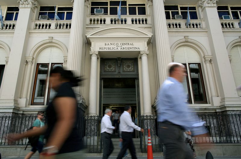 &copy; Reuters. FILE PHOTO: Pedestrians pass by Argentina's Banco Central (Central Bank) in Buenos Aires' financial district, Argentina, January 8, 2018. REUTERS/Agustin Marcarian/File Photo