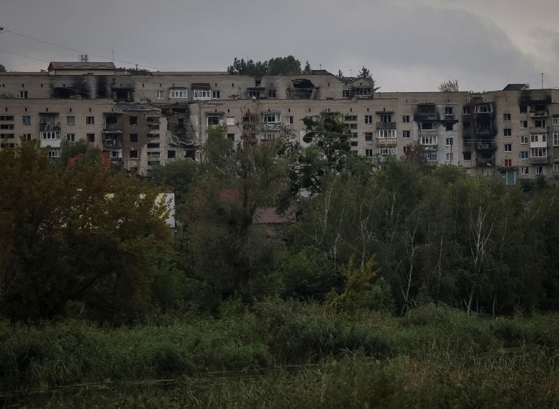 &copy; Reuters. Photo d'archives de bâtiments endommagés dans la ville ukrainienne d'Izioum. /Photo prise le 14 septembre 2022/REUTERS/Gleb Garanich