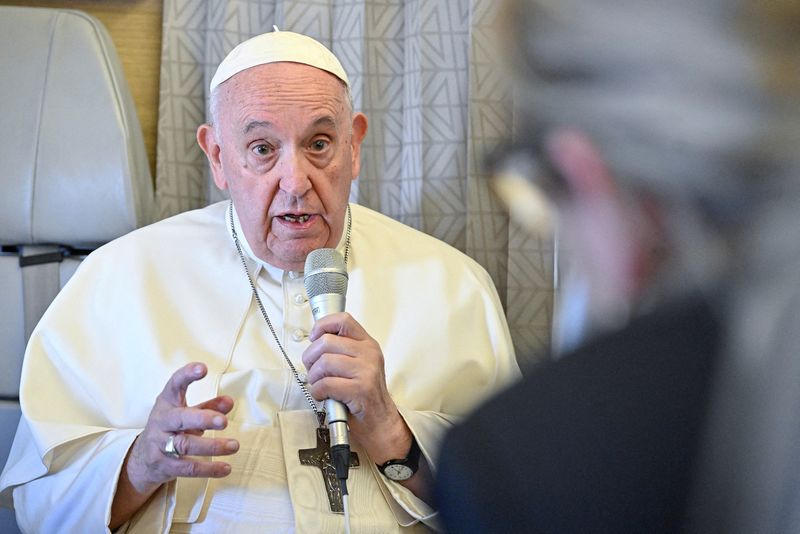 &copy; Reuters. Le pape François lors d'une conférence à bord de l'avion papal. /Photo prise le 15 septembre 2022/Alessandro Di Meo/POOL via REUTERS