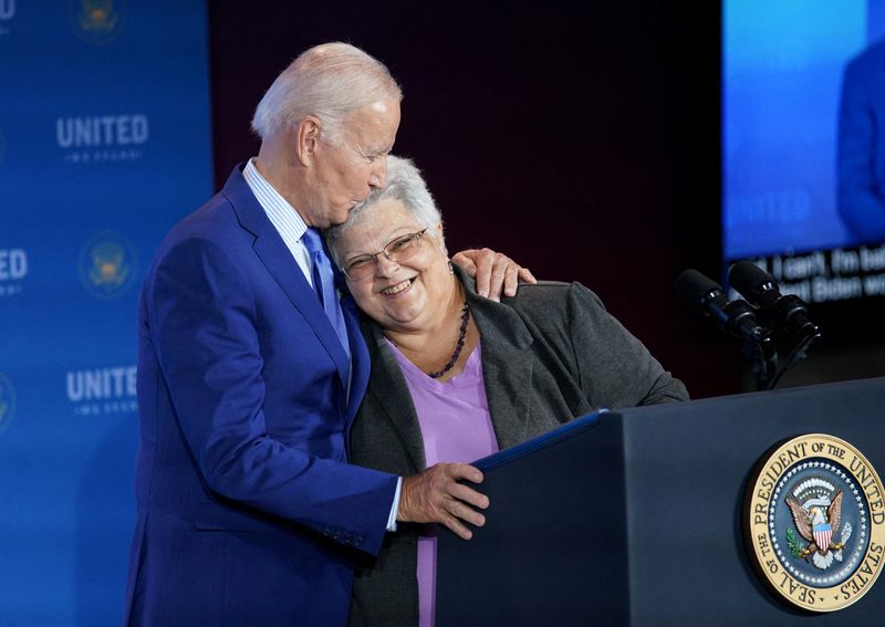 &copy; Reuters. O presidente dos EUA, Joe Biden, beija Susan Bro, cuja filha Heather Heyer foi morta em uma manifestação de extrema-direita na Virgínia. REUTERS/Kevin Lamarque