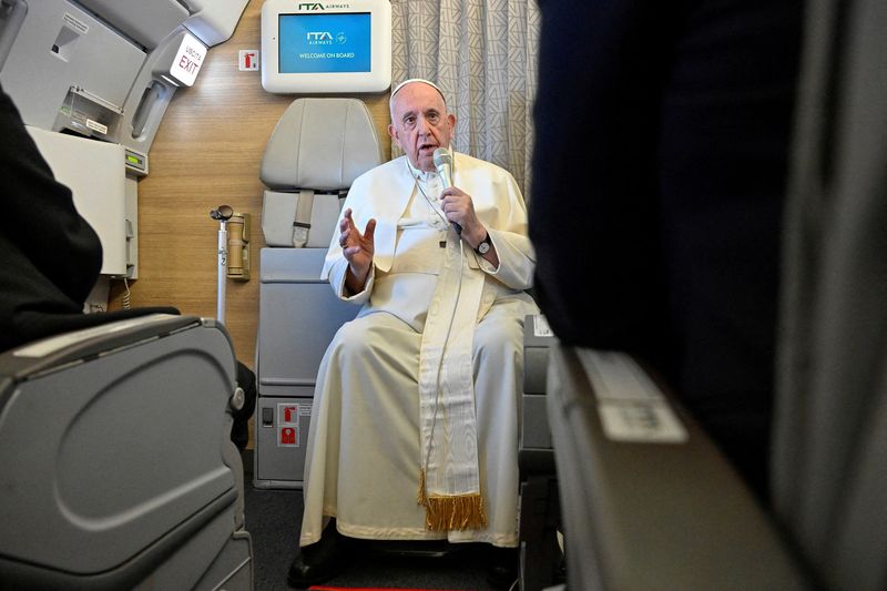 &copy; Reuters. O papa Francisco conversa com jornalistas durante voo de volta a Roma no avião papal.Alessandro Di Meo/POOL via REUTERS