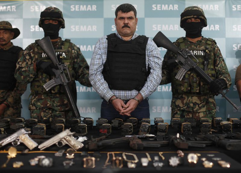 © Reuters. FILE PHOTO: Mexican marines escort head of the Gulf Cartel (CDG) Jorge Eduardo 