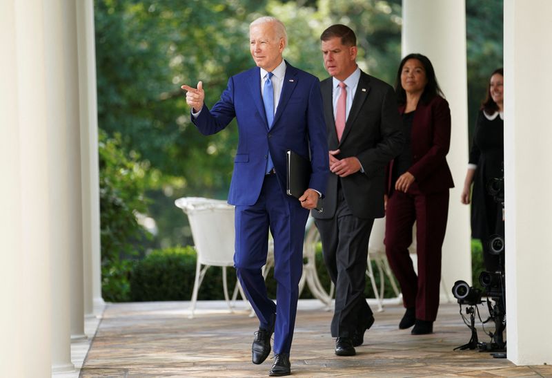 © Reuters. U.S. President Joe Biden is followed by Labor Secretary Marty Walsh and negotiators who brokered the railway labor agreement after U.S. railroads and unions secured a tentative deal to avert a rail shutdown, as he arrives to deliver remarks on the deal in the Rose Garden at the White House in Washington, U.S., September 15, 2022. REUTERS/Kevin Lamarque