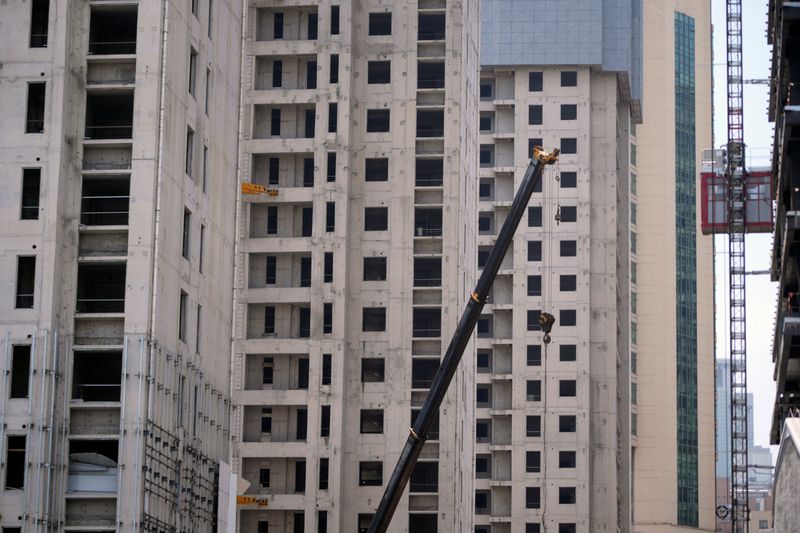 © Reuters. FILE PHOTO: A crane is seen amid residential buildings under construction in Shanghai, China July 20, 2022. REUTERS/Aly Song
