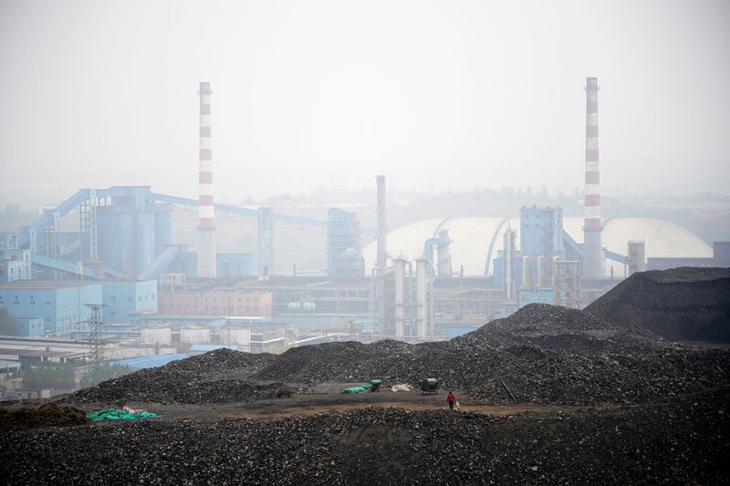 &copy; Reuters. 　９月１６日、中国国家統計局が発表した８月の１日当たりの石炭生産は３カ月ぶりの低水準だった。写真は炭鉱近くにある石炭の山。河南省で昨年１１月撮影（２０２２年　ロイター／Aly