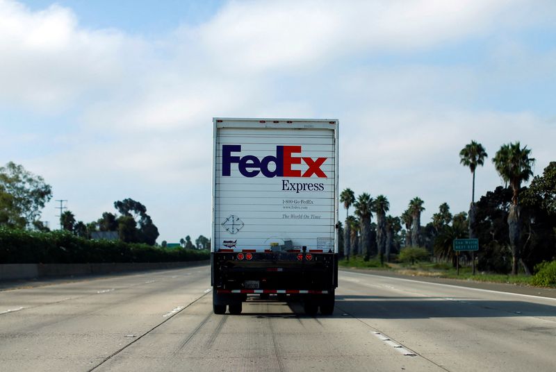 &copy; Reuters. Photo d'archives d'un camion FedEx sur une autoroute à San Diego, en Californie. /Photo prise le 22 août 2014/REUTERS/Mike Blake