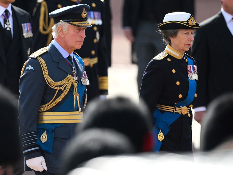 &copy; Reuters. Le roi Charles III de Grande-Bretagne et la princesse Anne marchent derrière le cercueil de la reine Elizabeth II lors d'une procession du palais de Buckingham au palais de Westminster, à Londres. /Photo prise le 14 septembre 2022/REUTERS/Daniel Leal