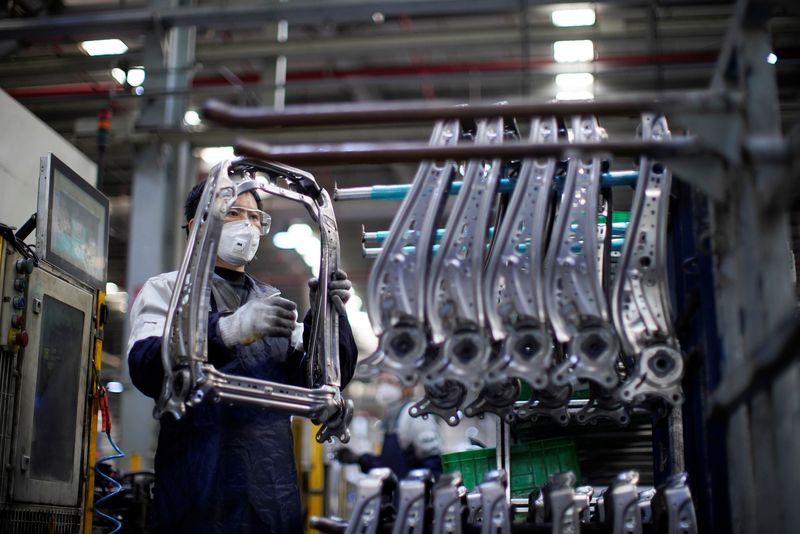 &copy; Reuters. Un employé travaille sur une chaîne de montage de sièges de voiture à l'usine Yanfeng Adient de Shanghai, en Chine. /Photo prise le 24 février 2020/REUTERS/Aly Song