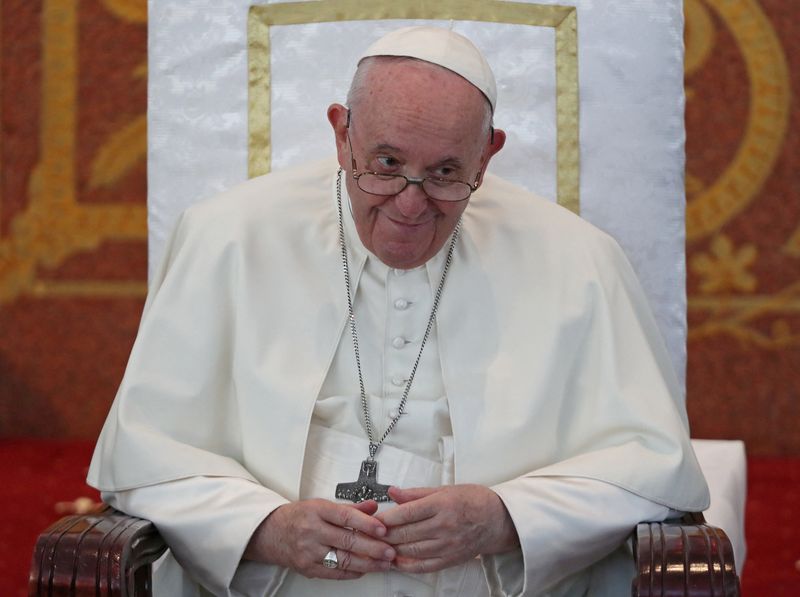 &copy; Reuters. 　９月１５日、ローマ教皇フランシスコ（写真）は、ウクライナがロシアの侵攻から自衛するために各国が兵器を提供することは倫理的に正当との考えを示した。写真はカザフスタンのヌル