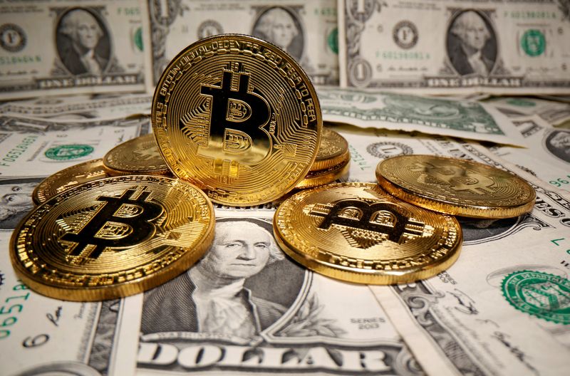 © Reuters. FILE PHOTO: Representations of virtual currency Bitcoin are placed on U.S. Dollar banknotes in this illustration taken May 26, 2020. REUTERS/Dado Ruvic/Illustration