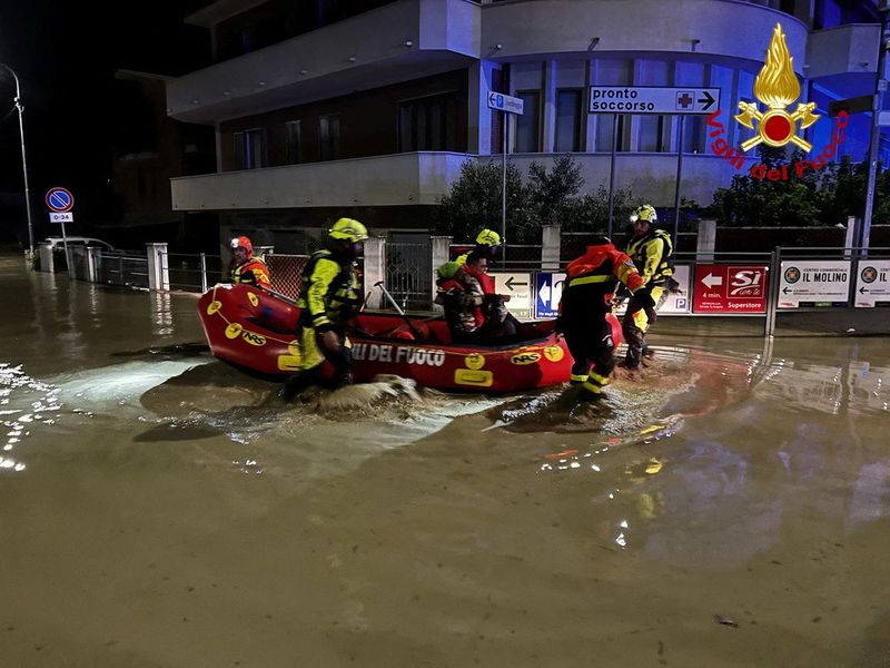 &copy; Reuters. Des secouristes sauvent des personnes sur un canot pneumatique dans une rue inondée après les fortes pluies qui ont frappé la côte est de la région des Marches à Senigallia, en Italie. /Photo prise le 16 septembre 2022/REUTERS/Vigili del Fuoco