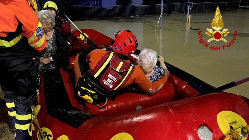 © Reuters. Des secouristes sauvent des personnes sur un canot pneumatique dans une rue inondée après les fortes pluies qui ont frappé la côte est de la région des Marches à Senigallia, en Italie. /Photo prise le 16 septembre 2022/REUTERS/Vigili del Fuoco
