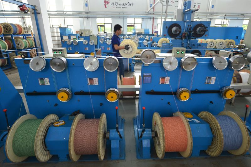 &copy; Reuters. FOTO DE ARCHIVO. Un empleado trabaja en una línea de producción que fabrica cables de fibra óptica en una fábrica de Zhejiang Headway Communication Equipment Co en Huzhou, provincia de Zhejiang, China. 15 de mayo de 2019. REUTERS/Stringer  
