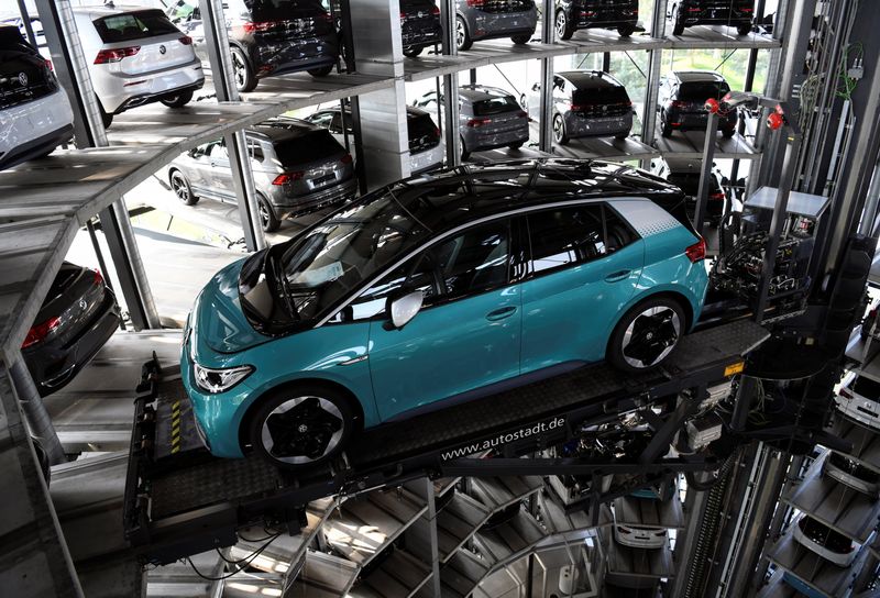 &copy; Reuters. FOTO DE ARCHIVO. Un nuevo coche eléctrico Volkswagen ID.3 en un estante alto totalmente automático para la entrega por el fabricante de automóviles alemán en el &quot;Autostadt&quot; en Wolfsburgo, Alemania