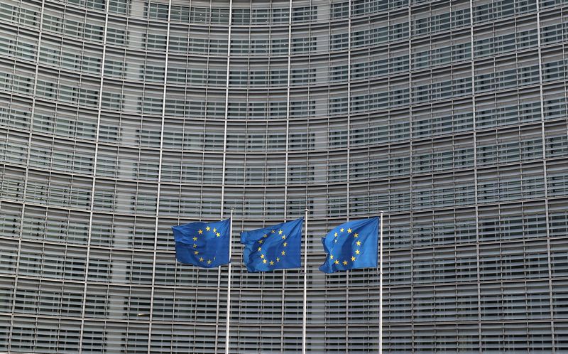 &copy; Reuters. Photo d'archives des drapeaux de l'Union européenne devant le siège de la Commission européenne à Bruxelles. /Photo prise le 10 avril 2019/REUTERS/Yves Herman