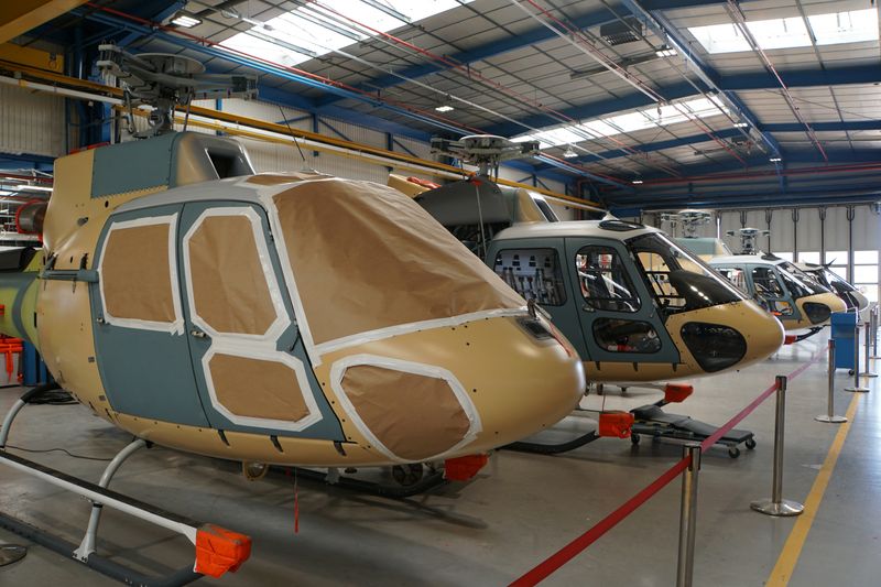 &copy; Reuters. Des hélicoptères légers de la famille H125/130 Ecureuil (Squirrel) sur la chaîne de montage de l'usine Airbus Helicopters de Marignane, près de Marseille. /Photo prise le 8 septembre 2022/REUTERS/Tim Hepher