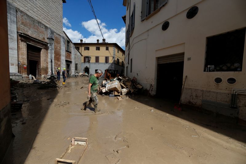 &copy; Reuters. Un uomo nelle vie di Cantiano, nelle Marche, dopo un improvviso nubifragio. REUTERS/Yara Nardi