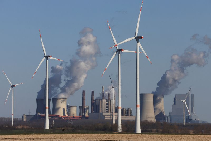 &copy; Reuters. FILE PHOTO: Wind power stations of German utility RWE, one of Europe's biggest electricity companies are pictured in front of RWE's brown coal fired power plants of Neurath near Jackerath, north-west of Cologne, Germany, March 18, 2022.   REUTERS/Wolfgang