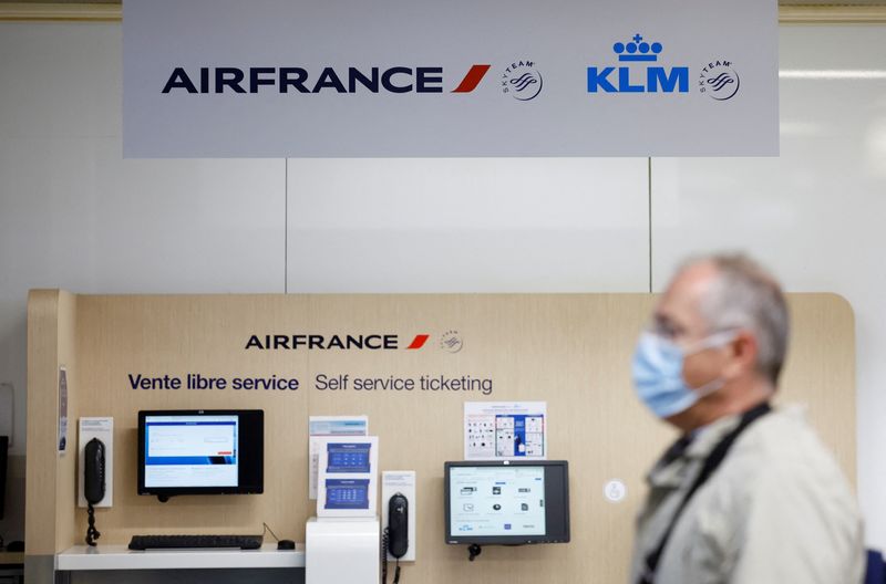 &copy; Reuters. FILE PHOTO: A passenger, wearing a protective face mask, walks past a self service ticketing of airline company Air France in the departures area at the Nantes-Atlantique airport in Bouguenais near Nantes, France, June 29, 2022. REUTERS/Stephane Mahe