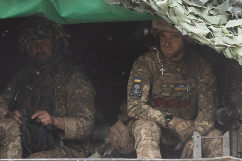 &copy; Reuters. جنود أوكرانيون في عربة عسكرية متجهون إلى الجبهة بالقرب من مدينة إيزيوم في خاركيف بتاريخ 23 أبريل نيسان 2022. تصوير: خورخي سيلفا - رويترز.