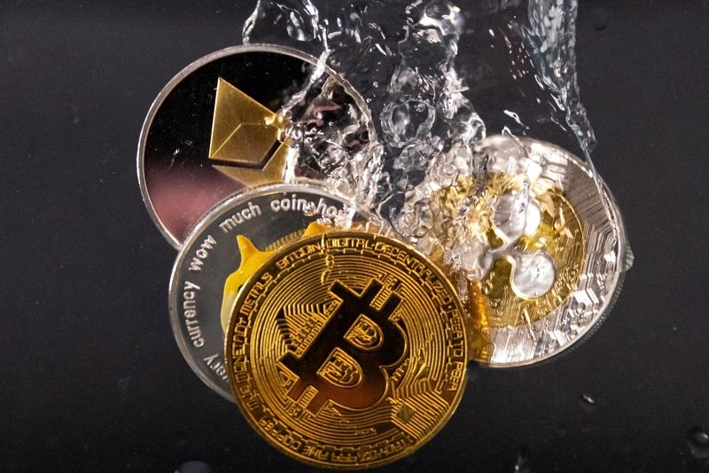 &copy; Reuters. FILE PHOTO: Souvenir tokens representing cryptocurrency networks Bitcoin, Ethereum, Dogecoin and Ripple plunge into water in this illustration taken May 17, 2022. REUTERS/Dado Ruvic/Illustration