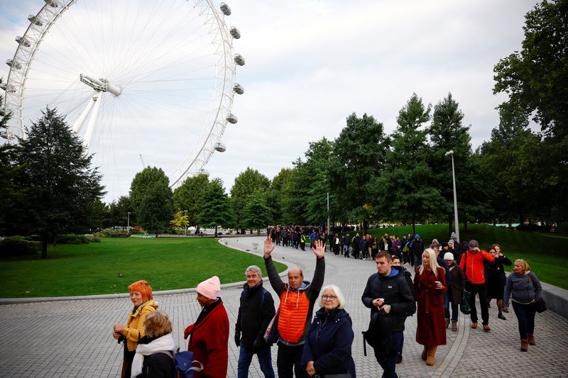 &copy; Reuters. Les gens font la queue pour rendre hommage à la Reine Elizabeth, à Londres. /Photo prise le 16 septembre 2022/REUTERS/Sarah Meyssonnier