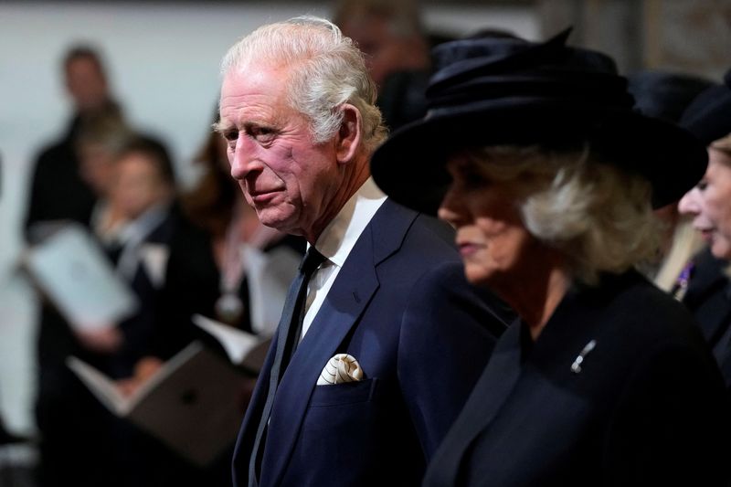 &copy; Reuters. El rey británico Carlos III y Camilla, la reina consorte, asisten a un servicio de oración y reflexión por la vida de la reina Isabel II, en la catedral de Llandaff en Cardiff, Gales, Reino Unido, el 16 de septiembre de 2022. Frank Augstein/Pool vía R