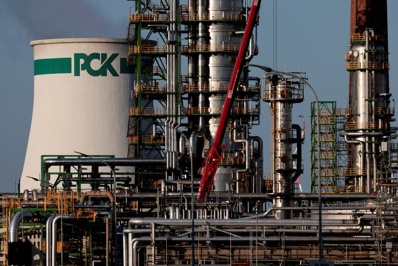 &copy; Reuters. FOTO DO ARQUIVO: Instalações industriais da refinaria de petróleo PCK são retratadas em Schwedt/Oder, Alemanha, 9 de maio de 2022. A empresa recebe petróleo bruto da Rússia através do oleoduto 'Friendship'. REUTERS/Hannibal Hanschke
