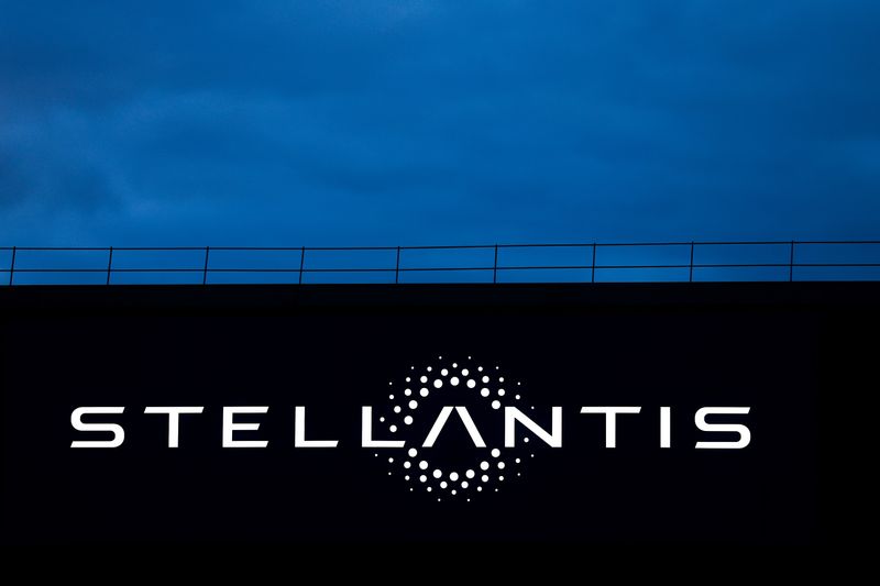 &copy; Reuters. FOTO DE ARCHIVO. El logo de Stellantis en un edificio de la compañía en Velizy-Villacoublay, cerca de París, Francia