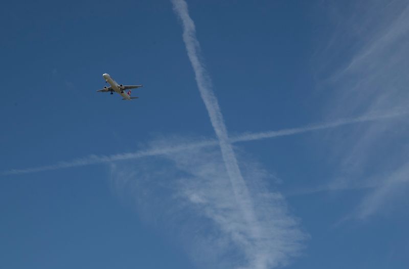 &copy; Reuters. FILE PHOTO: An aircraft of Swiss Airlines is flying above Stadel, Switzerland September 12, 2022.  REUTERS/Arnd Wiegmann
