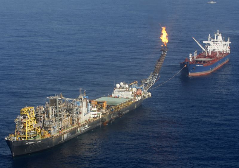 &copy; Reuters. Vista aérea de plataforma de petróleo na Bacia de Campos, litoral do Espírito Santo 
02/09/2008
REUTERS/Jamil Bittar