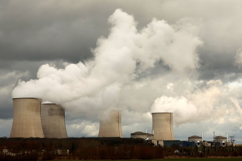 &copy; Reuters. Les tours de refroidissement et les réacteurs de la centrale nucléaire d'Électricité de France (EDF) à Cattenom, en France. /Photo prise le 14 février 2022/REUTERS/Pascal Rossignol