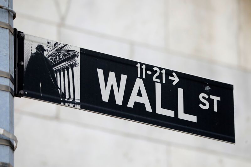 &copy; Reuters. Panneau de Wall Street à l'extérieur de la Bourse de New York (NYSE) à New York, aux États-Unis. /Photo prise le 28 juin 2021/REUTERS/Andrew Kelly