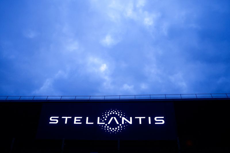 &copy; Reuters. Il logo Stellantis presso la sede della società a Velizy-Villacoublay, vicino Parigi. REUTERS/Gonzalo Fuentes