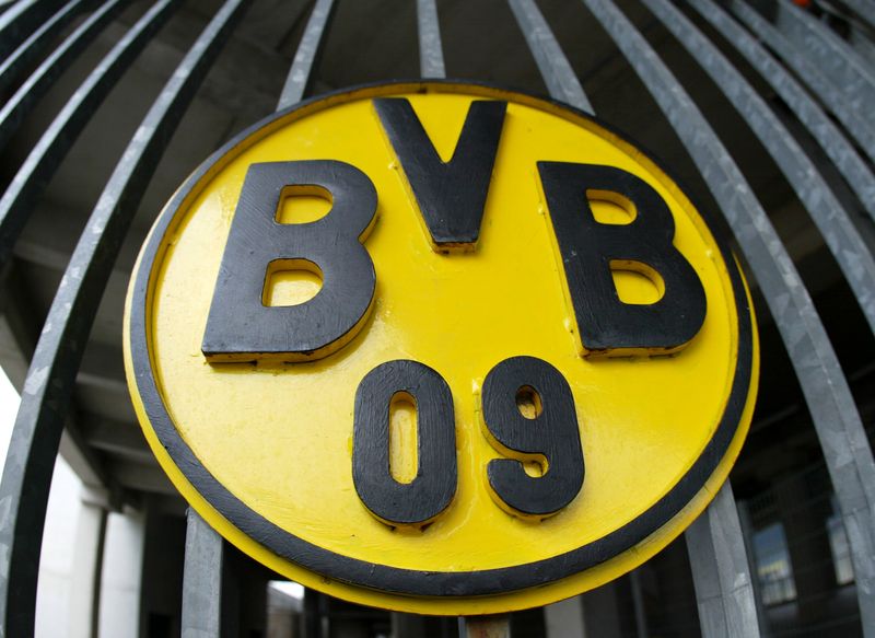© Reuters. شعار نادي بروسيا دورتموند الألماني في صورة من أرشيف رويترز.