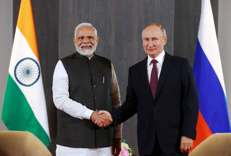 &copy; Reuters. رئيس الوزراء الهندي ناريندرا مودي والرئيس الروسي فلاديمير بوتين يجتمعان على هامش قمة منظمة شنغهاي للتعاون في سمرقند بأوزبكستان يوم الجمعة.