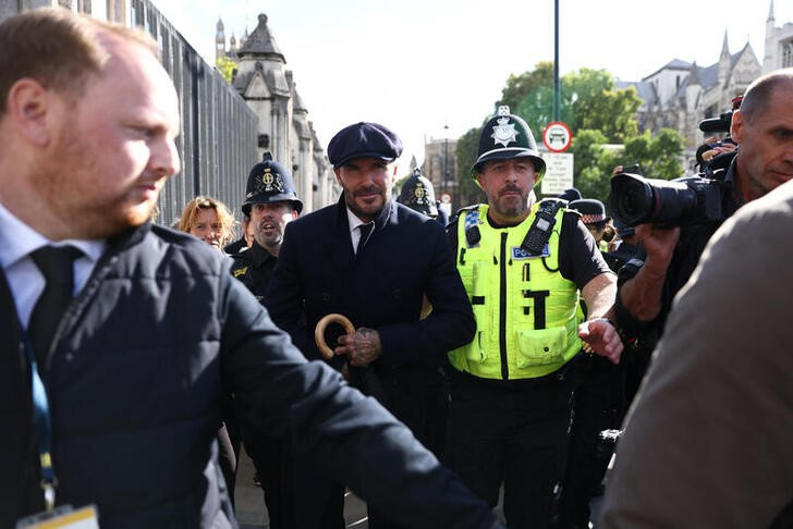&copy; Reuters. Foto del viernes de David Beckham tras presentar sus respetos a la reina Isabel en Londres
 Sep 16, 2022. REUTERS/Tom Nicholson