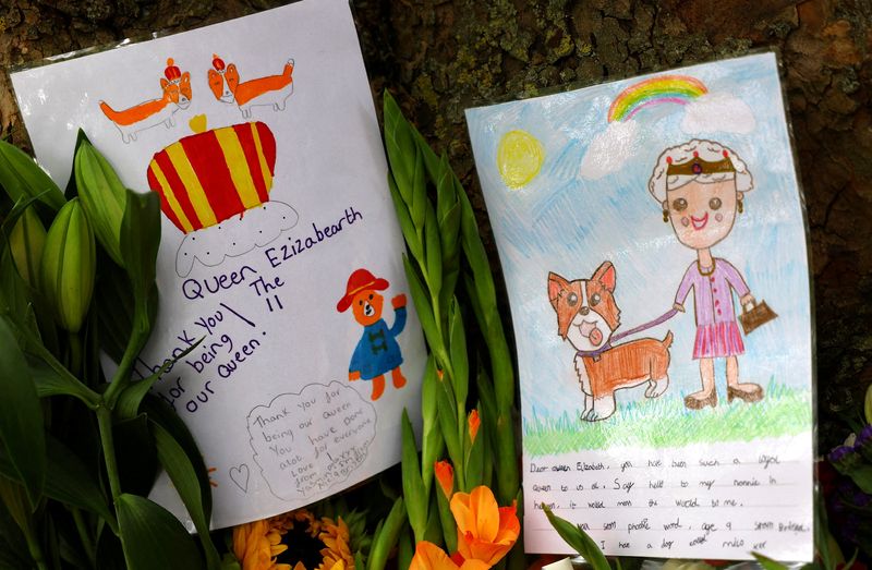 © Reuters. FILE PHOTO: A pictures shows handwritten and drawn tribute messages in respect for Britain's Queen Elizabeth, following her death, at Green Park in London, Britain September 15, 2022.  REUTERS/Kai Pfaffenbach/File Photo