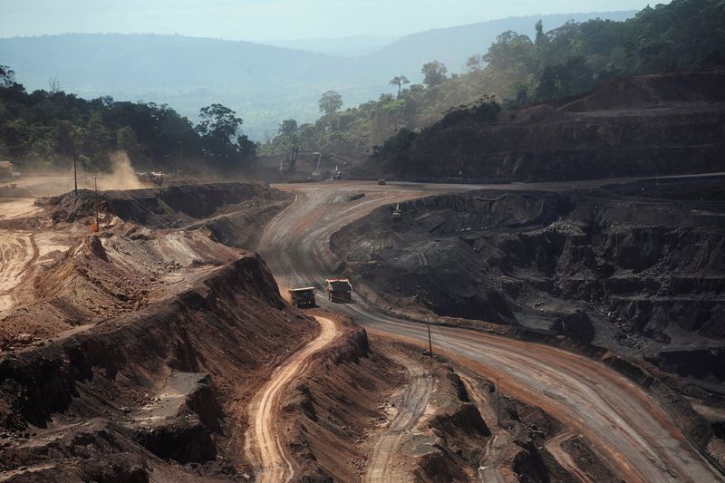 &copy; Reuters. FILE PHOTO: An overview of Ferro Carajas mine, operated by Brazil's Companhia Vale do Rio Doce, in the Carajas National Forest in Parauapebas, Para State, May 29, 2012. REUTERS/Lunae Parracho/File Photo