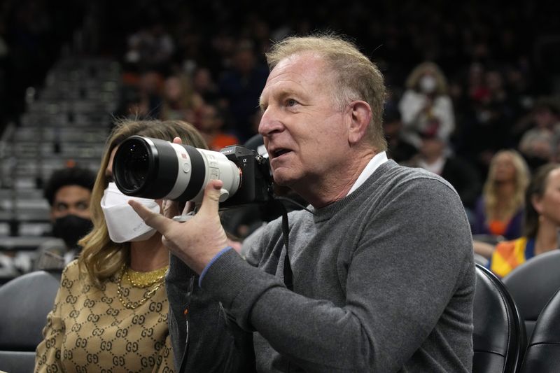 &copy; Reuters. FILE PHOTO: Feb 16, 2022; Phoenix, Arizona, USA; Phoenix Suns owner Robert Sarver takes images during a game against the Houston Rockets at Footprint Center. Mandatory Credit: Rick Scuteri-USA TODAY Sports