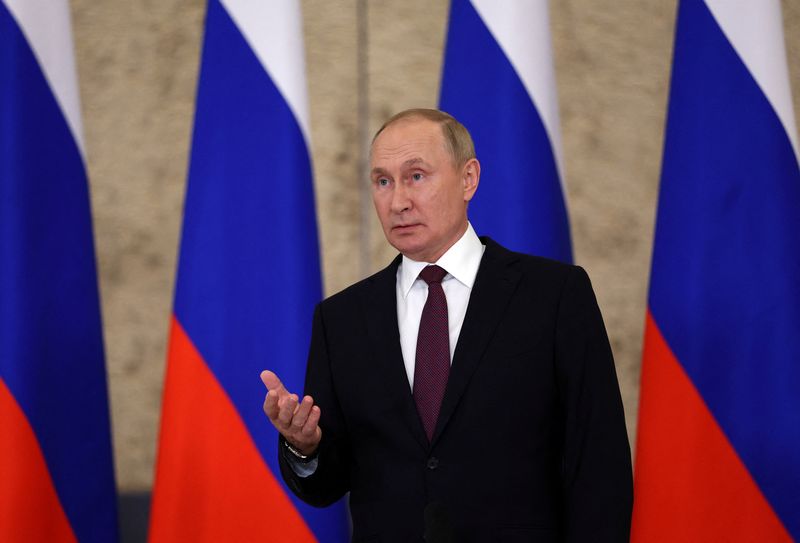 &copy; Reuters. ロシアのプーチン大統領は１６日、欧州のエネルギー危機とロシアとの関係を否定し、欧州連合（ＥＵ）がガス供給拡大を求めるならパイプライン「ノルドストリーム２」の開通を妨げてい