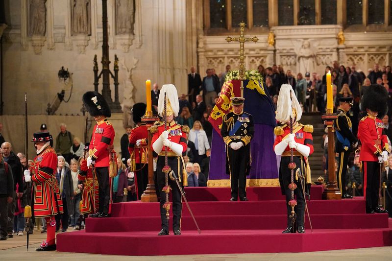 © Reuters. King Charles III stands vigil beside the coffin of their mother, Queen Elizabeth II, as it lies in state on the catafalque in Westminster Hall, at the Palace of Westminster, London. September 16, 2022.   Dominic Lipinski/Pool via REUTERS    POOL/Pool via REUTERS