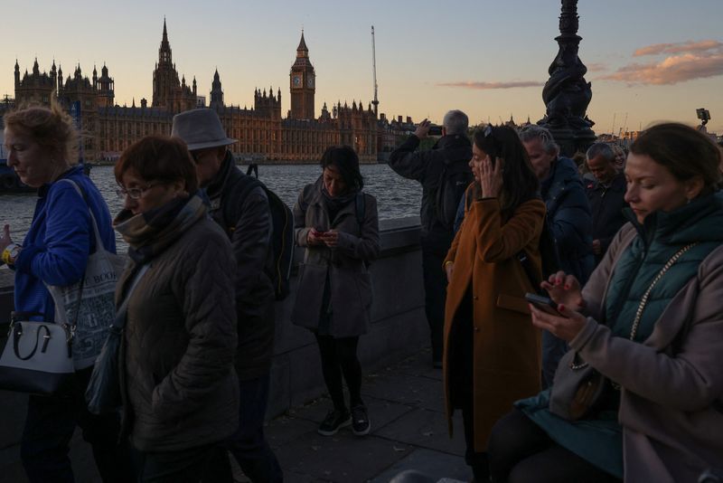 &copy; Reuters. أفراد يقفون في صف لتوديع الملكة إليزابيث في لندن يوم الجمعة. تصوير: كيفن كومبس - رويترز. 